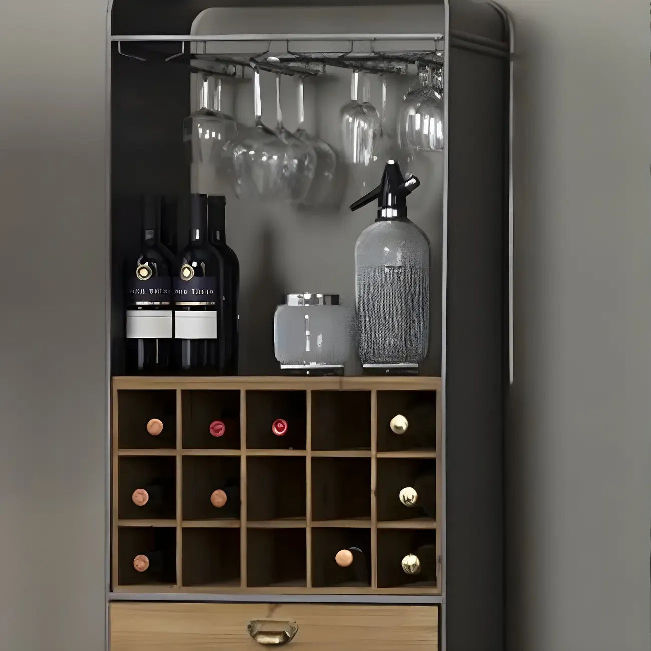 Vitrine industrielle en bois brun avec rangement pour vin