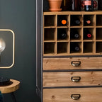 Vitrine industrielle en bois brun avec rangement pour vin