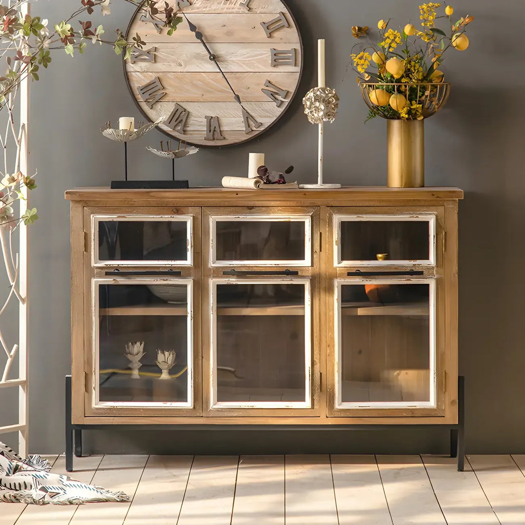 vaisselier en bois brun de style campagnard français avec porte vitrée
