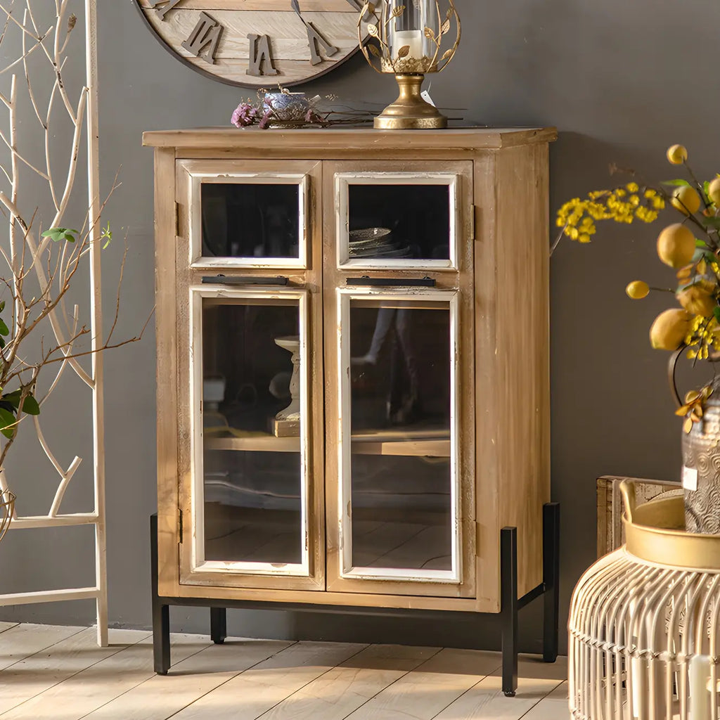 vaisselier en bois brun de style campagnard français avec porte vitrée