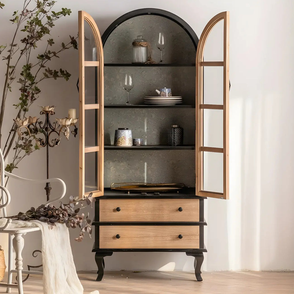 Vetrina ad arco in legno chiaro con ante in vetro e cassetti