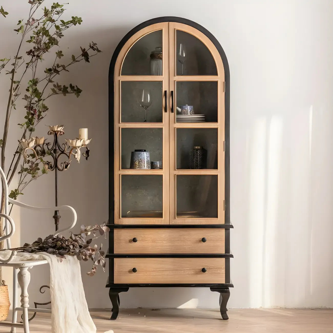 Vetrina ad arco in legno chiaro con ante in vetro e cassetti