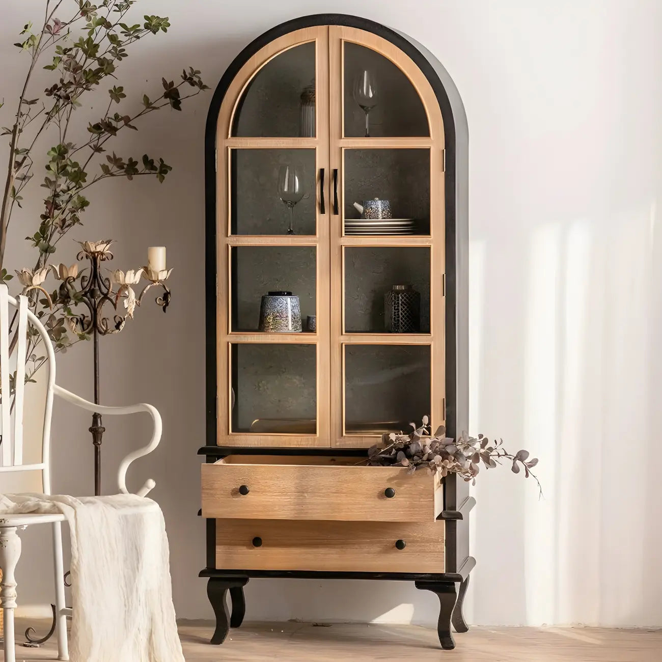 Vetrina ad arco in legno chiaro con ante in vetro e cassetti