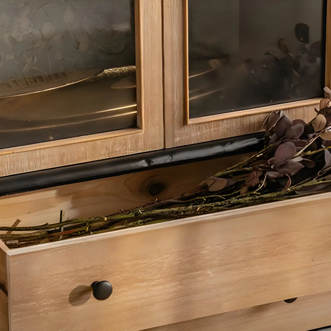 Vetrina ad arco in legno chiaro con ante in vetro e cassetti
