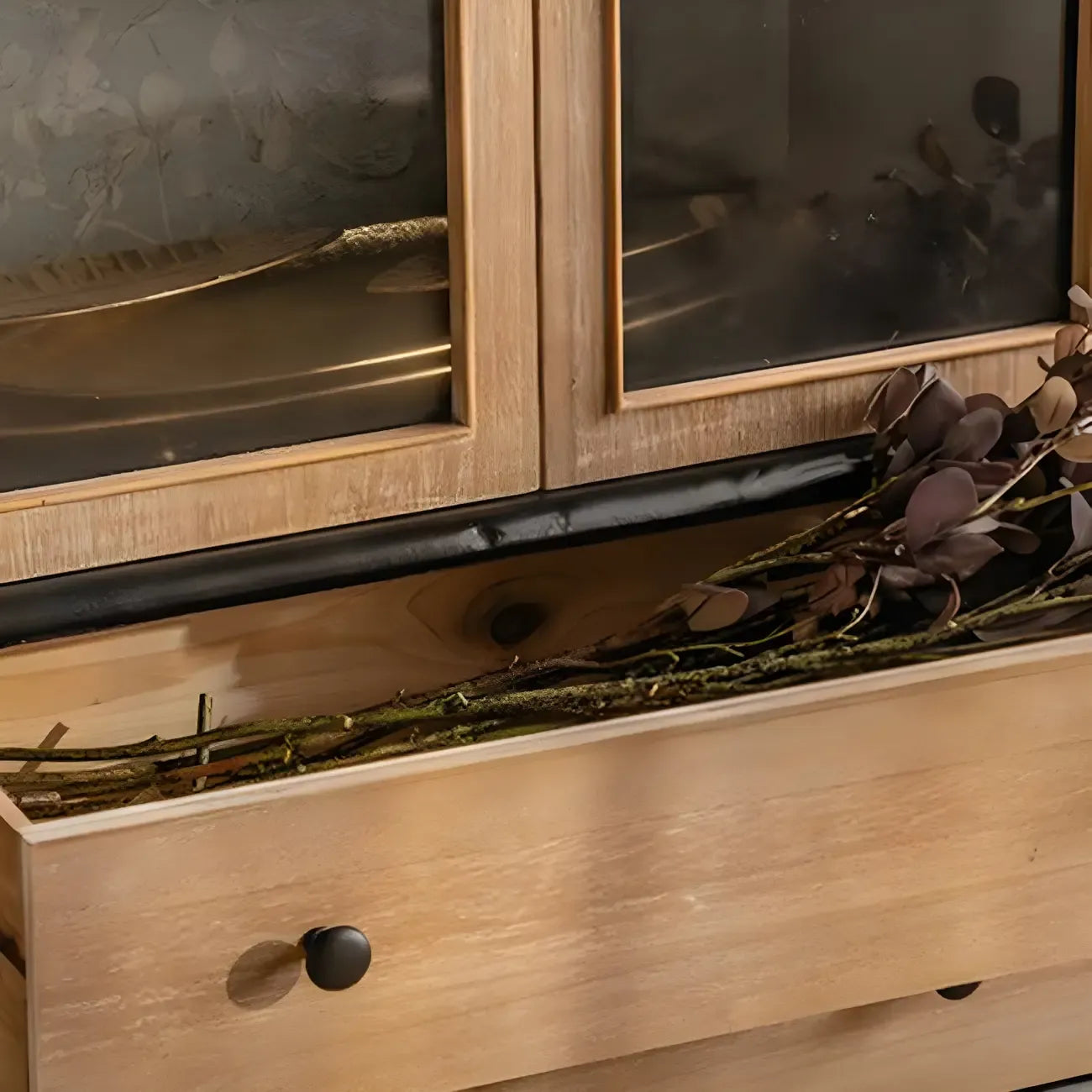 Vetrina ad arco in legno chiaro con ante in vetro e cassetti