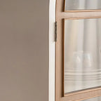 Vetrina ad arco in legno chiaro con ante in vetro e cassetti