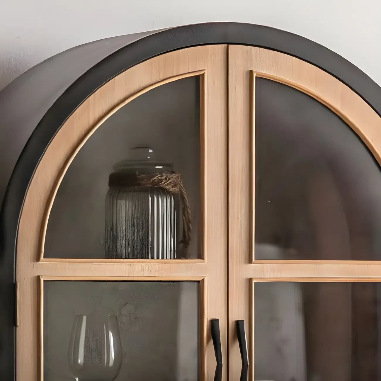 Vetrina ad arco in legno chiaro con ante in vetro e cassetti