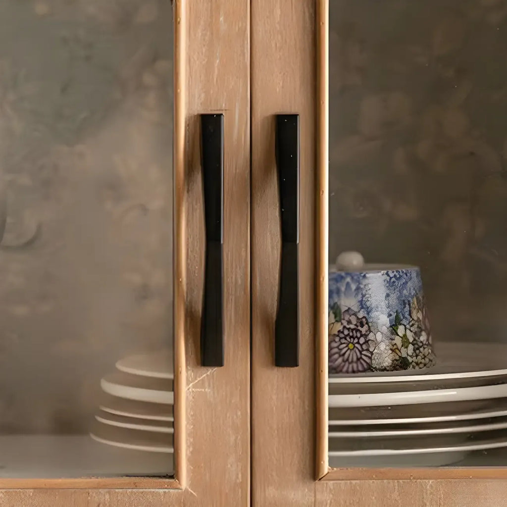 Vetrina ad arco in legno chiaro con ante in vetro e cassetti