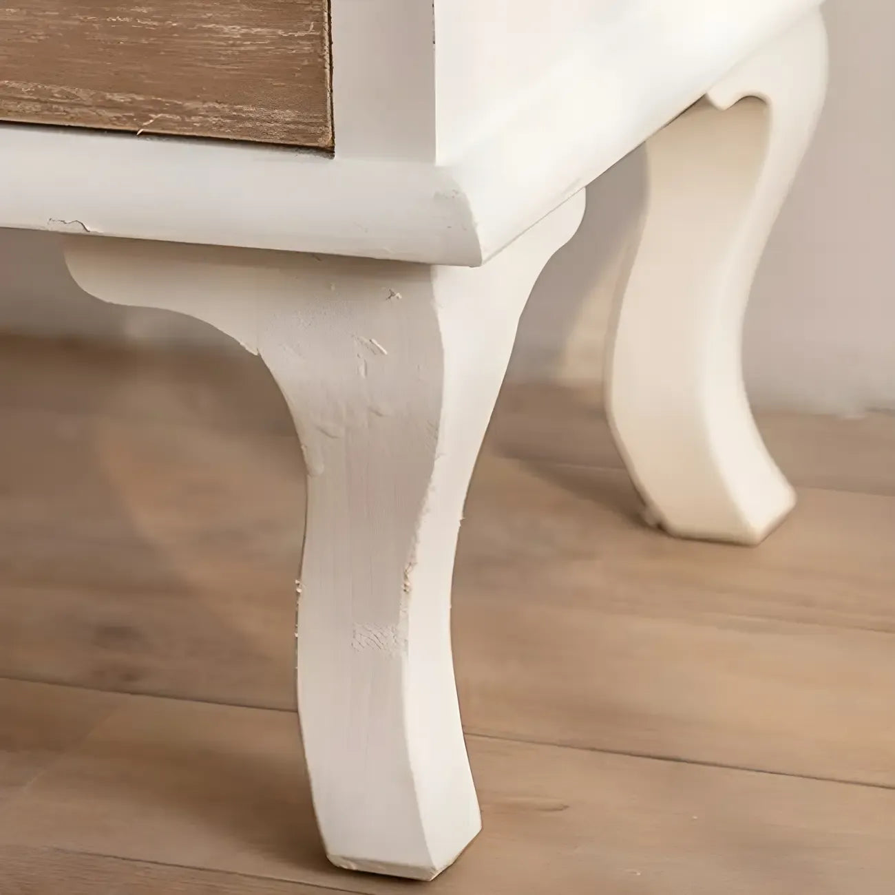 Vetrina ad arco in legno chiaro con ante in vetro e cassetti