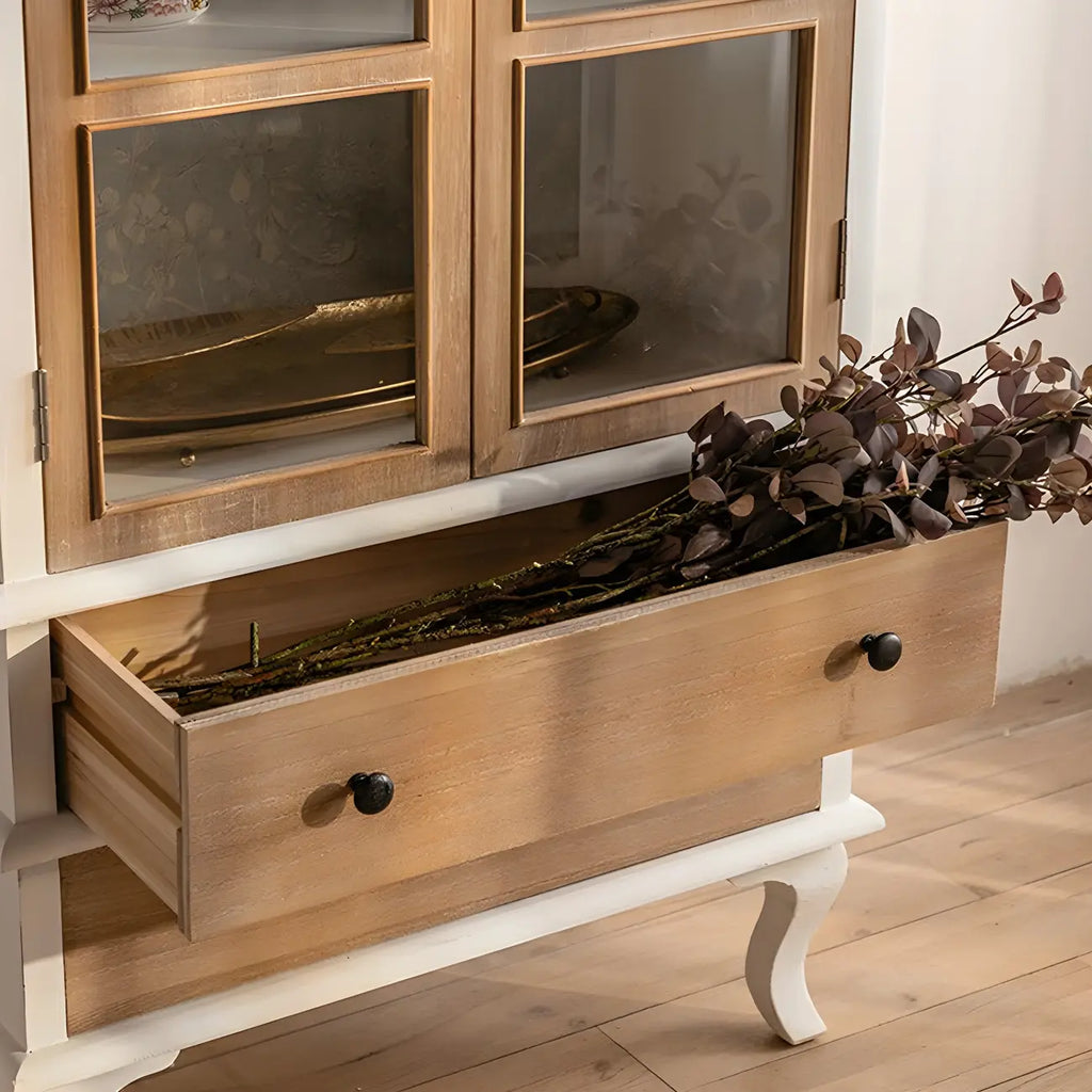 Vetrina ad arco in legno chiaro con ante in vetro e cassetti