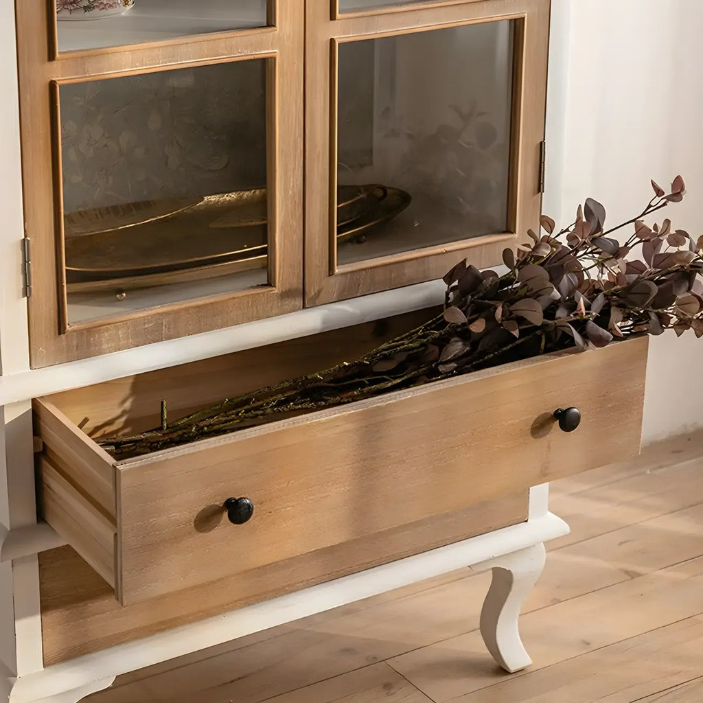 Vetrina ad arco in legno chiaro con ante in vetro e cassetti