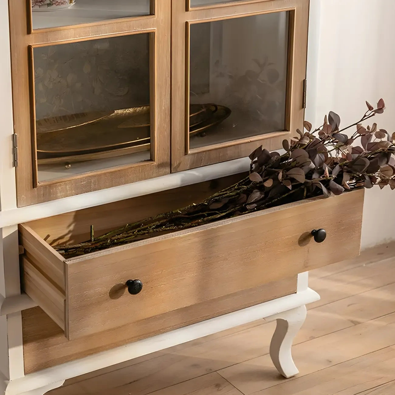 Vetrina ad arco in legno chiaro con ante in vetro e cassetti