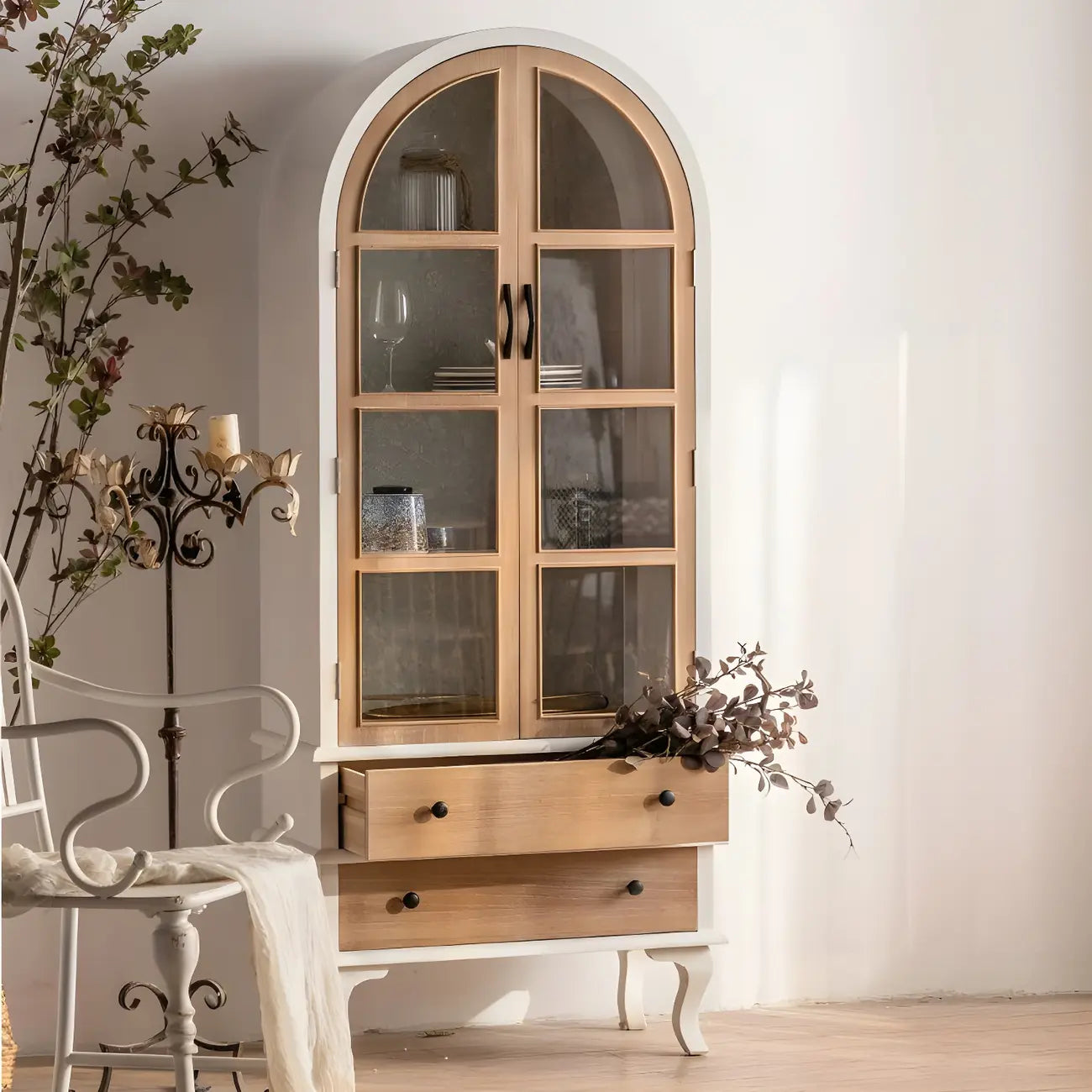 Vetrina ad arco in legno chiaro con ante in vetro e cassetti