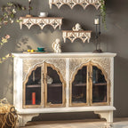 Élégant vaisselier en bois blanc avec portes vitrées cintrées.