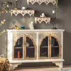 Élégant vaisselier en bois blanc avec portes vitrées cintrées.