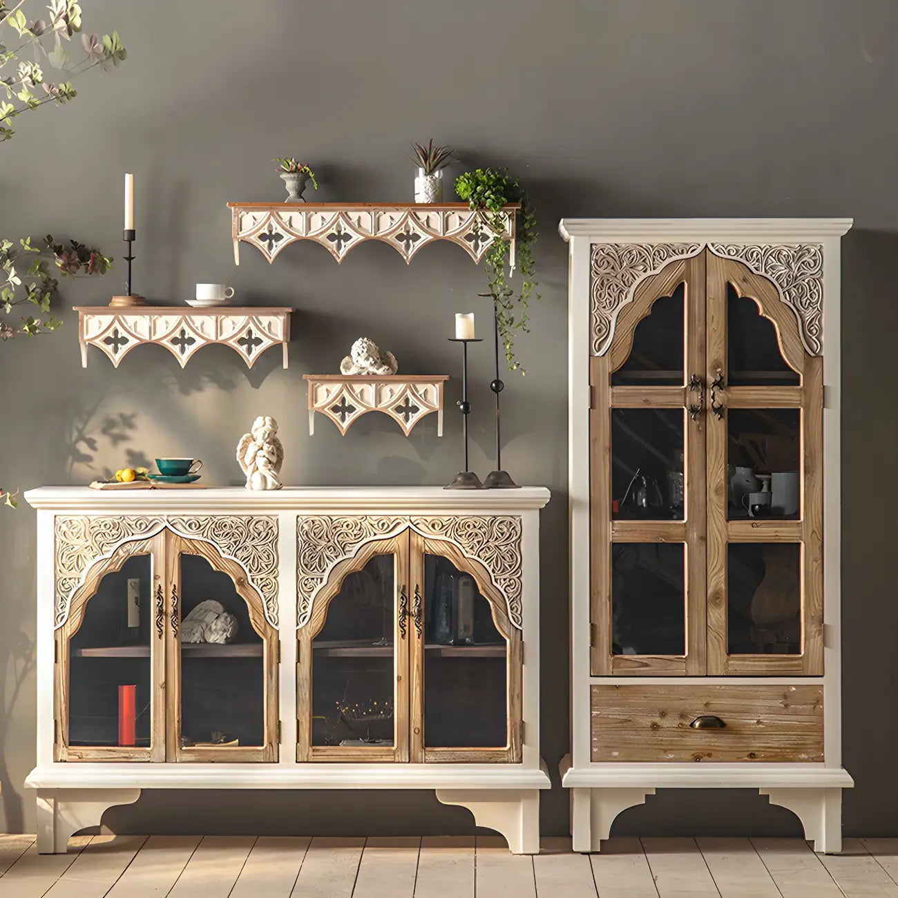 Élégant vaisselier en bois blanc avec portes vitrées cintrées.