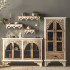 Élégant vaisselier en bois blanc avec portes vitrées cintrées.