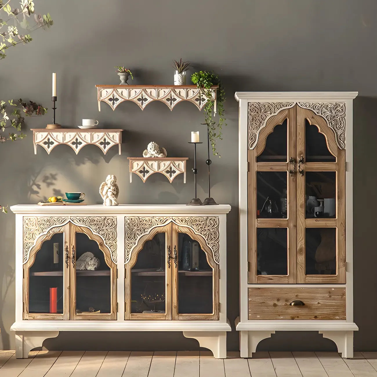 Élégant vaisselier en bois blanc avec portes vitrées cintrées.