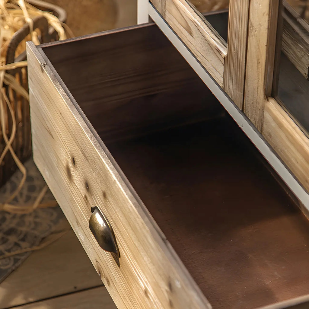 Élégant vaisselier en bois blanc avec portes vitrées cintrées.