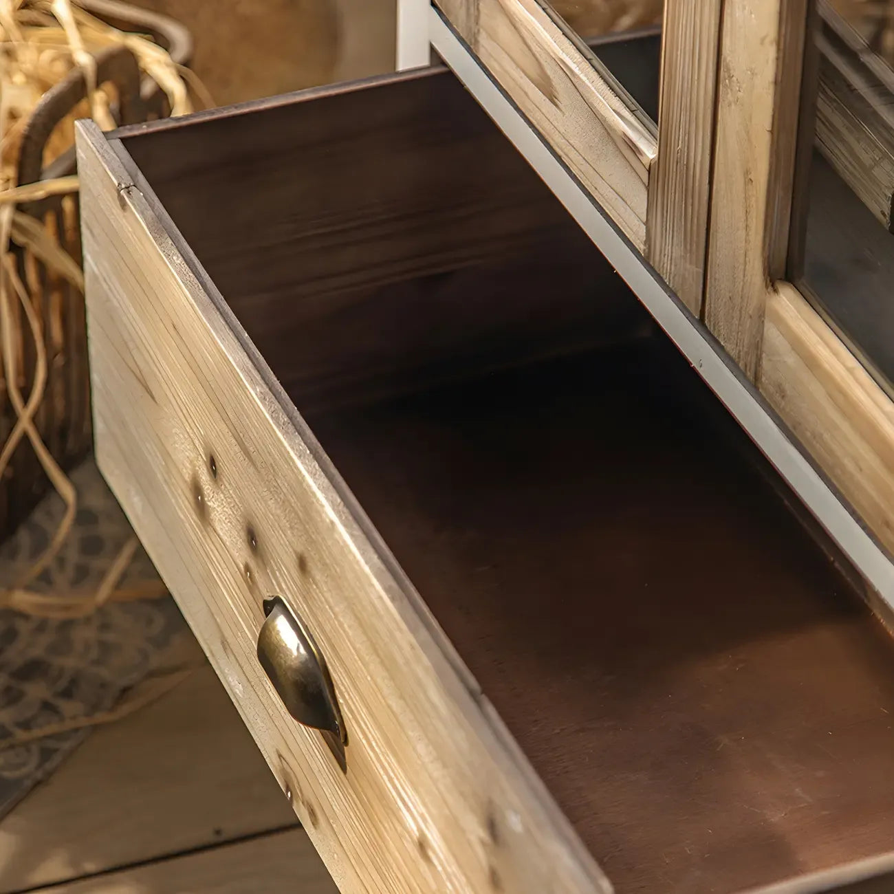 Élégant vaisselier en bois blanc avec portes vitrées cintrées.