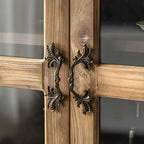 Élégant vaisselier en bois blanc avec portes vitrées cintrées.