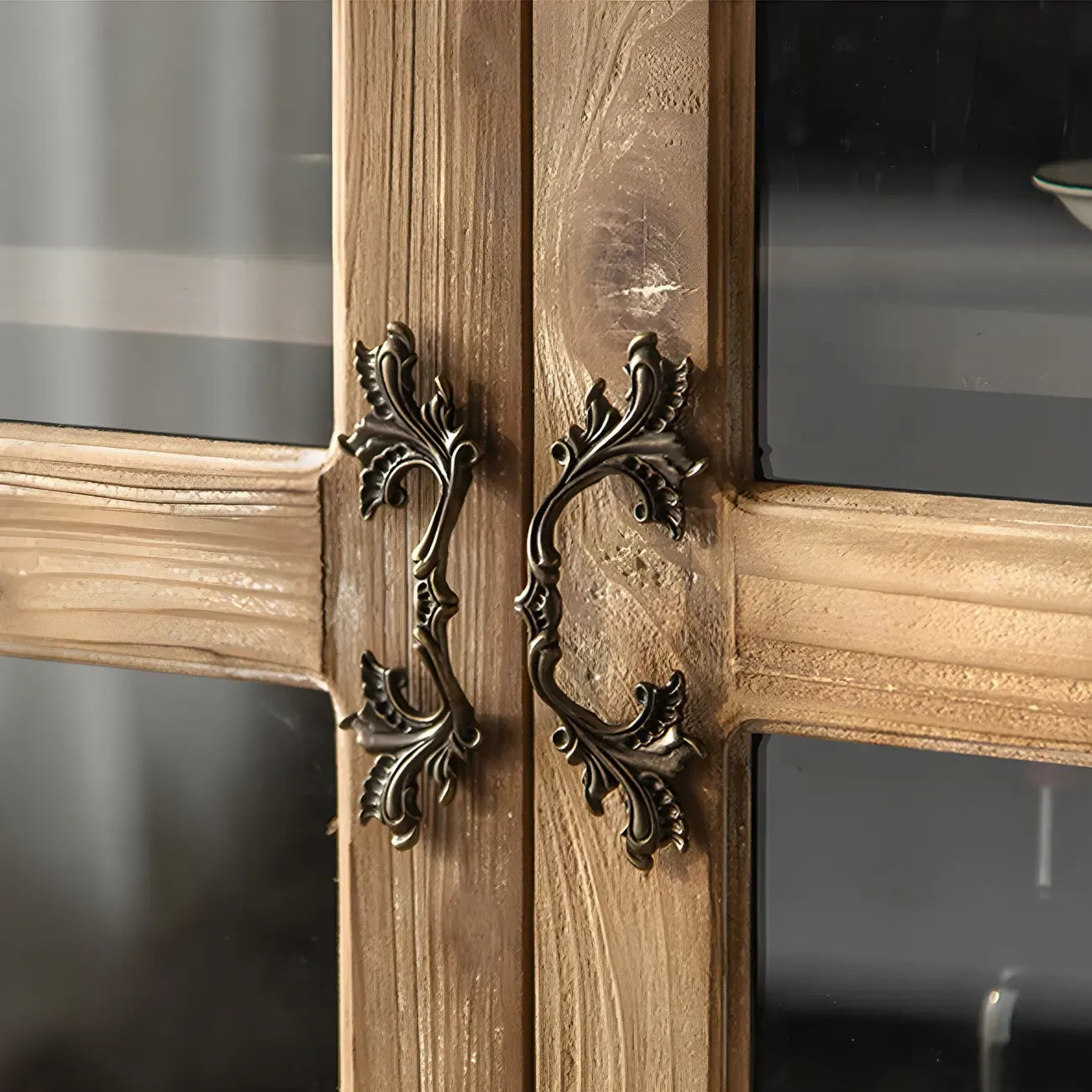 Élégant vaisselier en bois blanc avec portes vitrées cintrées.