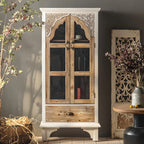 Élégant vaisselier en bois blanc avec portes vitrées cintrées.