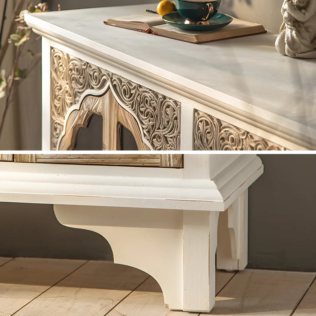 Élégant vaisselier en bois blanc avec portes vitrées cintrées.
