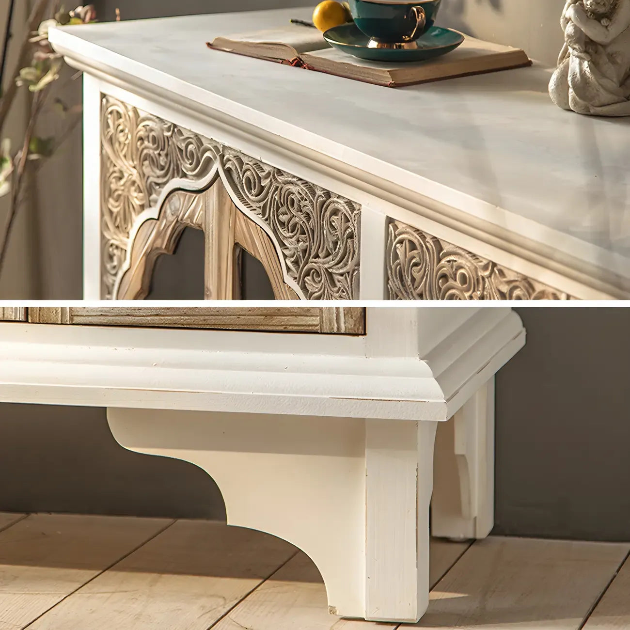 Élégant vaisselier en bois blanc avec portes vitrées cintrées.