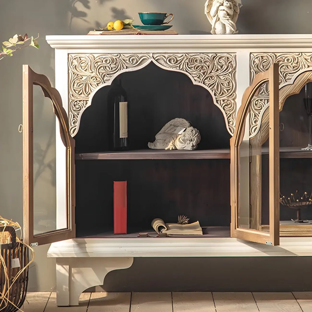 Élégant vaisselier en bois blanc avec portes vitrées cintrées.