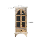Élégant vaisselier en bois blanc avec portes vitrées cintrées.