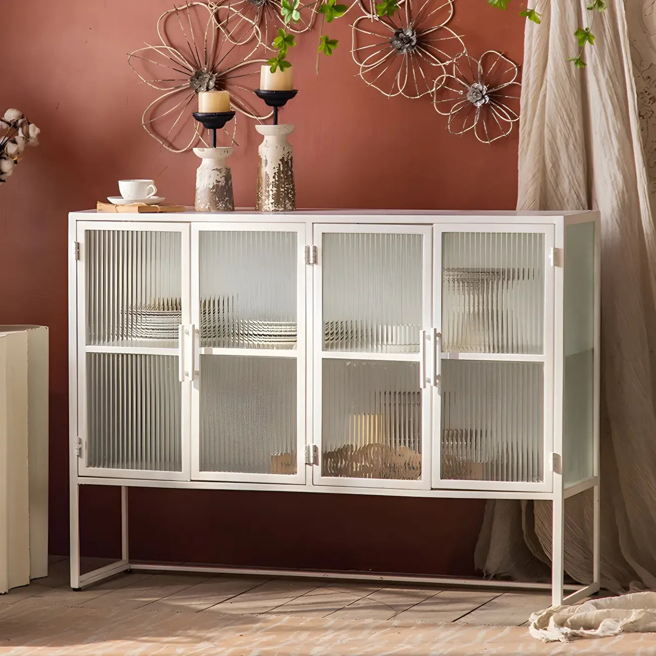Vitrine contemporaine en métal et porte en verre blanc