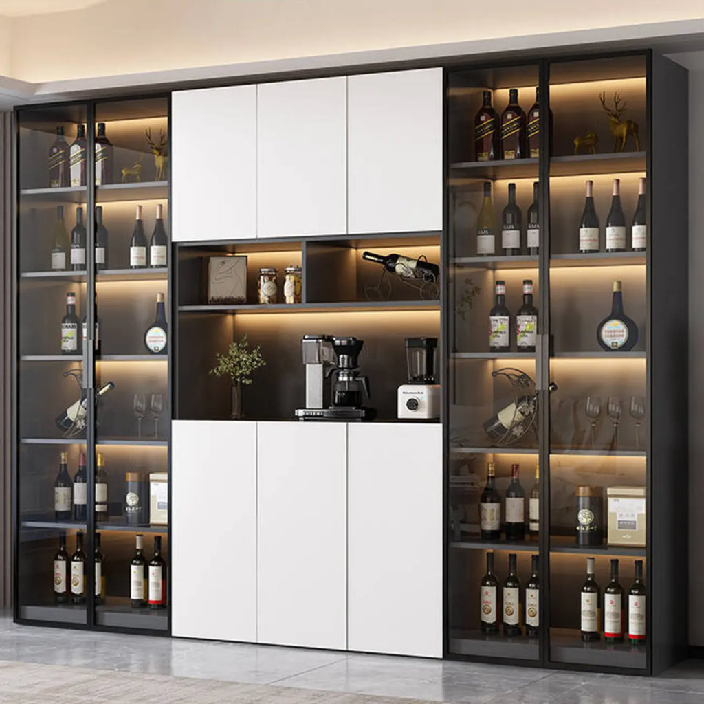Cave à vin à plusieurs niveaux avec porte vitrée, plancher en bois et éclairage intégré