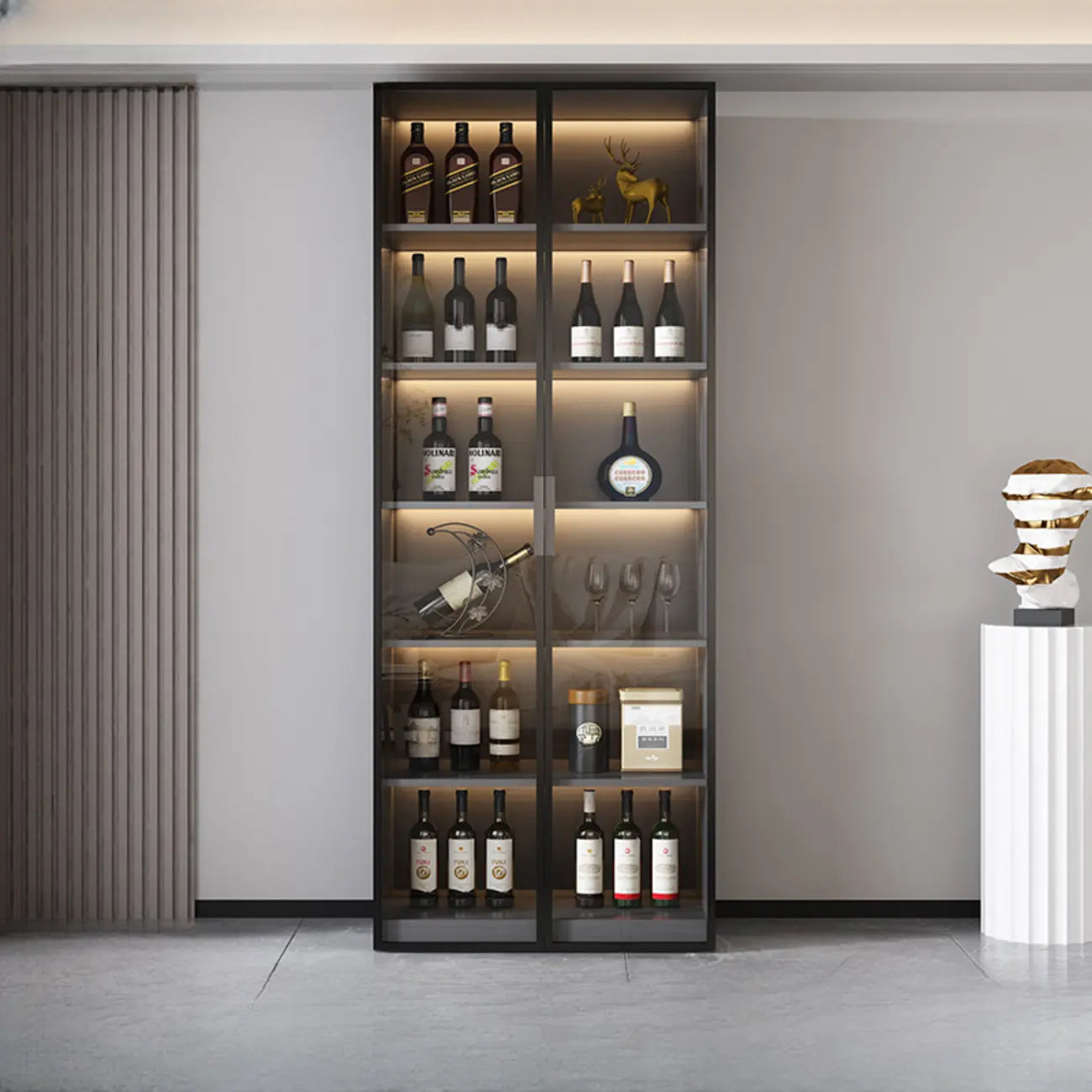 Cave à vin à plusieurs niveaux avec porte vitrée, plancher en bois et éclairage intégré