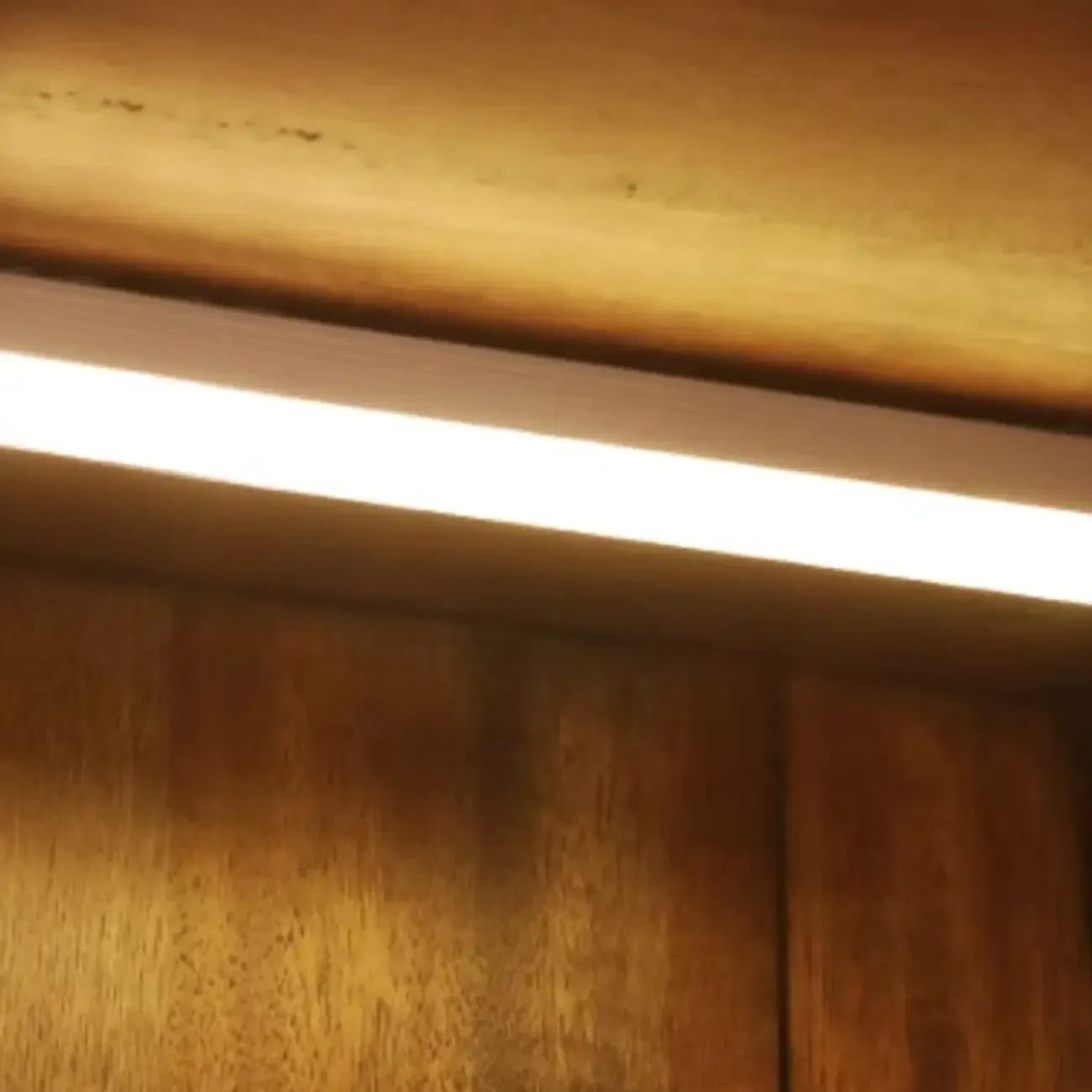 Cave à vin à plusieurs niveaux avec porte vitrée, plancher en bois et éclairage intégré