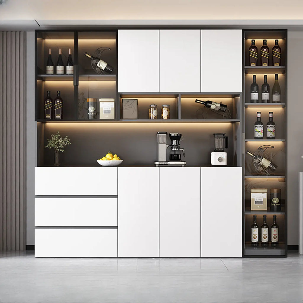Cave à vin à plusieurs niveaux avec porte vitrée, plancher en bois et éclairage intégré