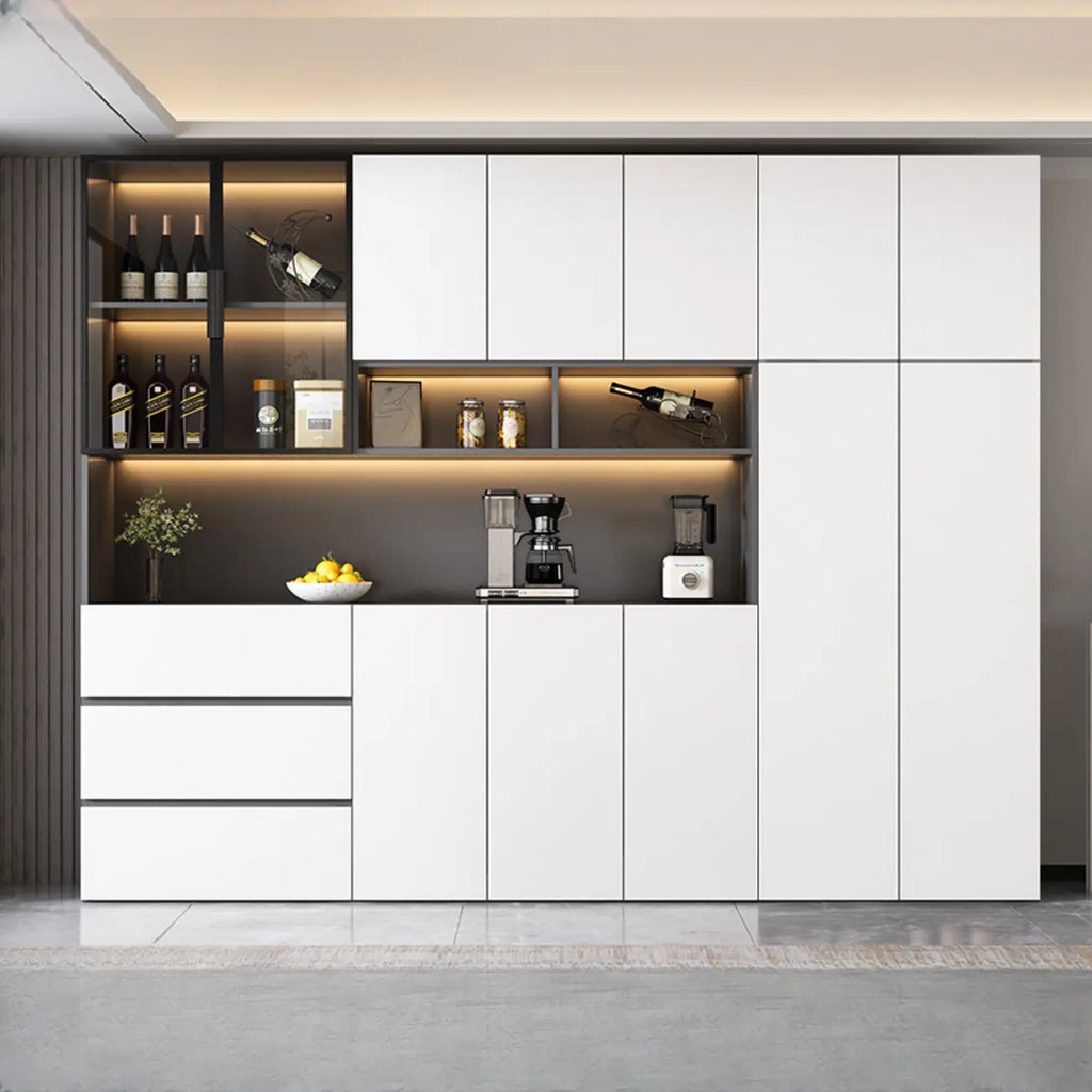 Cave à vin à plusieurs niveaux avec porte vitrée, plancher en bois et éclairage intégré