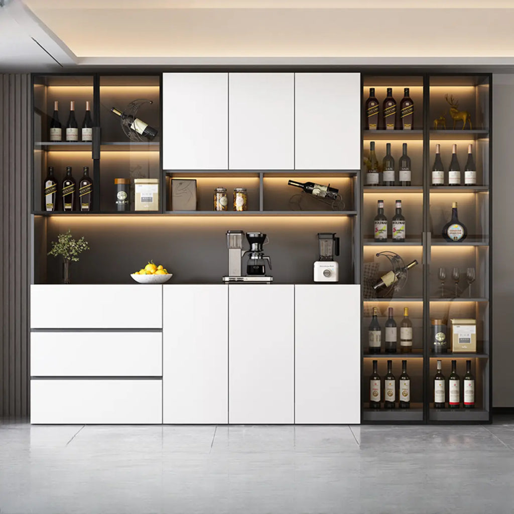Cave à vin à plusieurs niveaux avec porte vitrée, plancher en bois et éclairage intégré