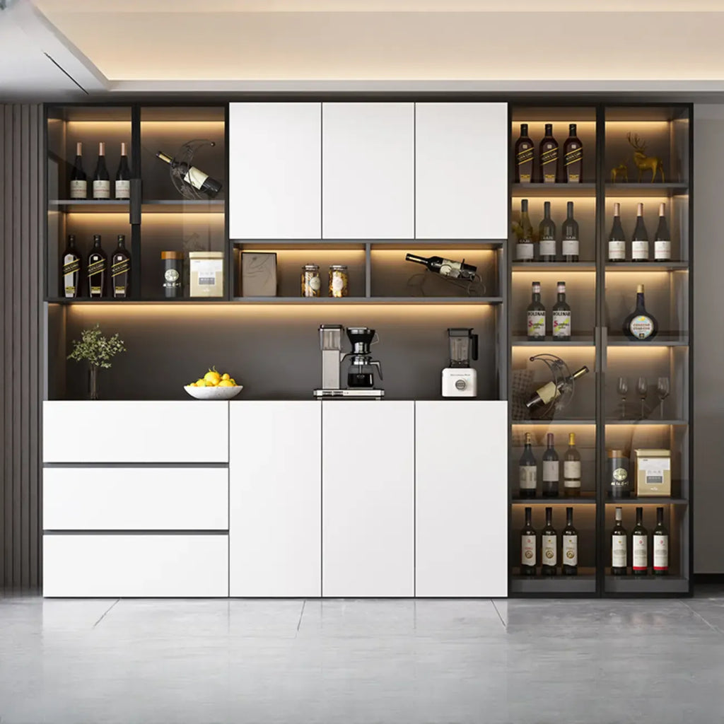Cave à vin à plusieurs niveaux avec porte vitrée, plancher en bois et éclairage intégré
