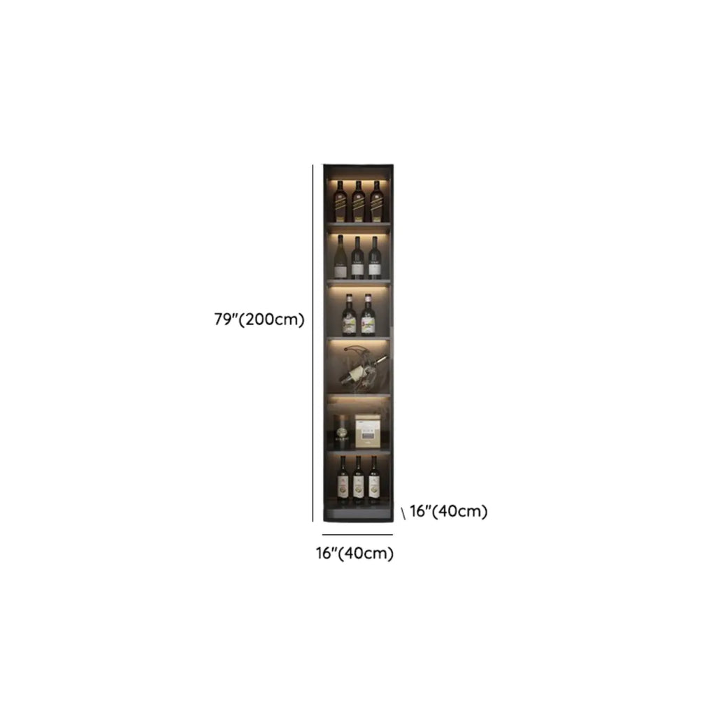 Cave à vin à plusieurs niveaux avec porte vitrée, plancher en bois et éclairage intégré