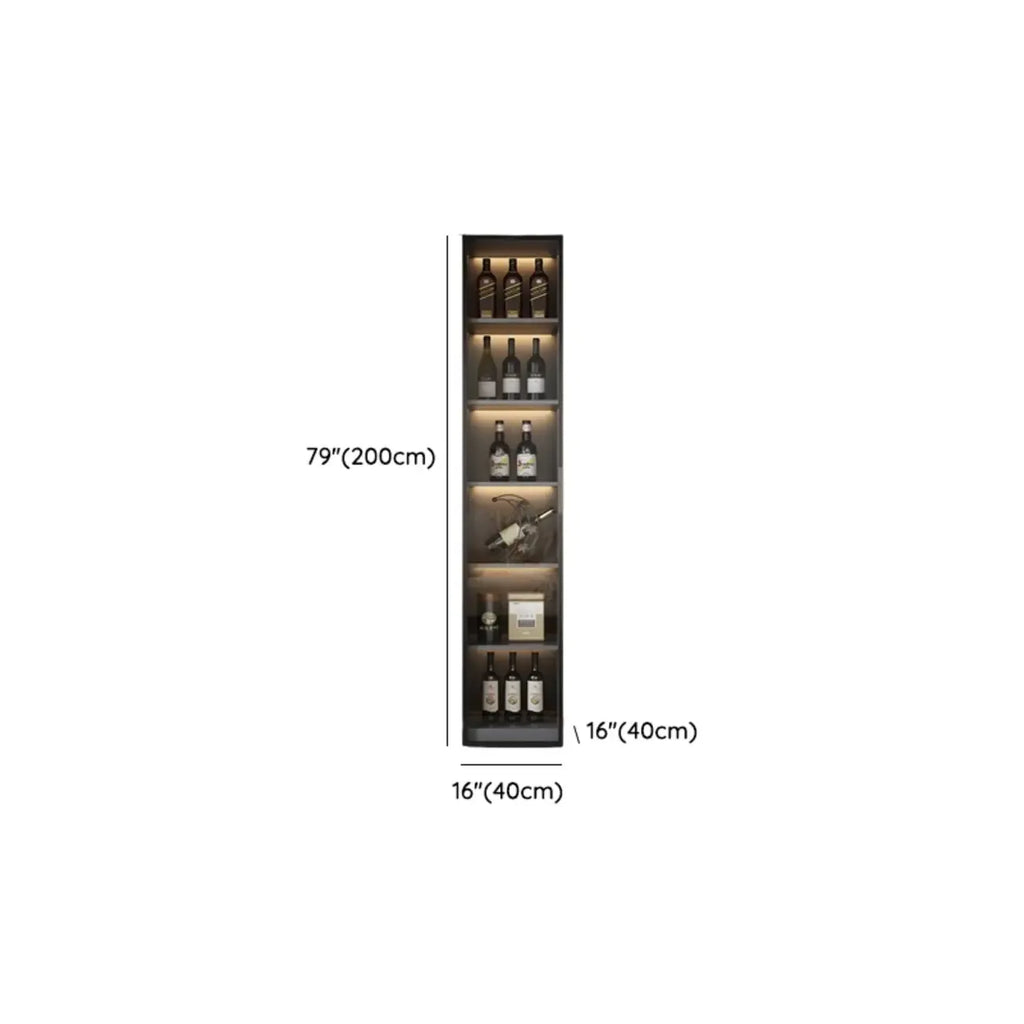 Cave à vin à plusieurs niveaux avec porte vitrée, plancher en bois et éclairage intégré