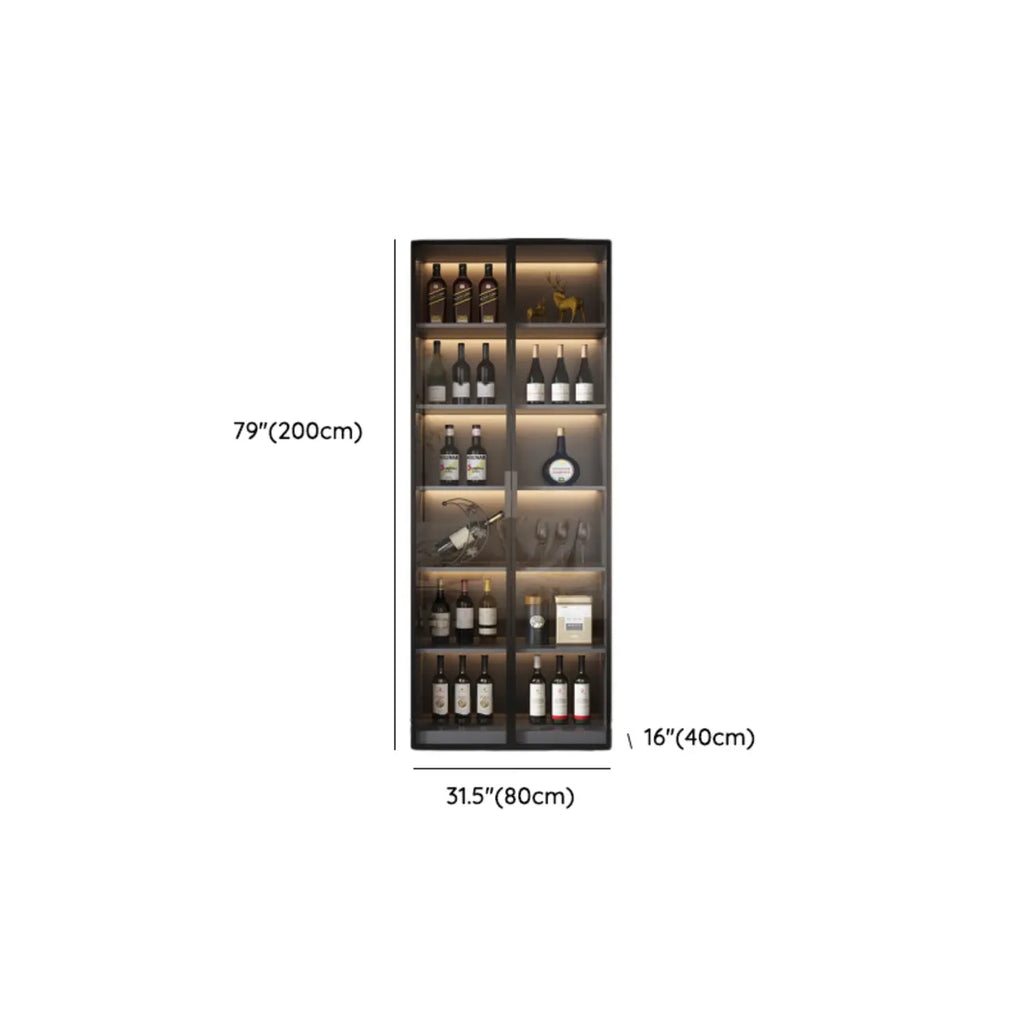 Cave à vin à plusieurs niveaux avec porte vitrée, plancher en bois et éclairage intégré