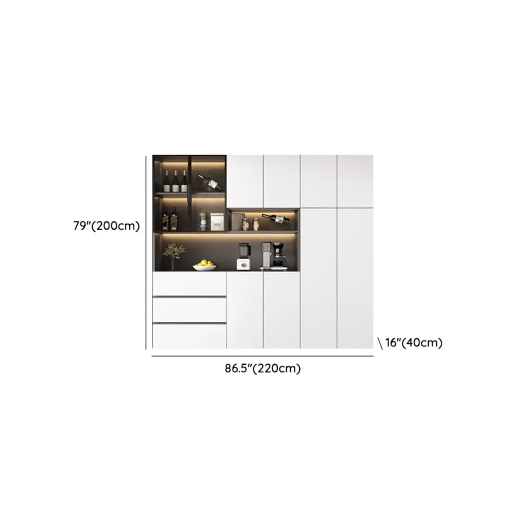 Cave à vin à plusieurs niveaux avec porte vitrée, plancher en bois et éclairage intégré