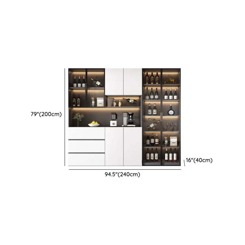 Cave à vin à plusieurs niveaux avec porte vitrée, plancher en bois et éclairage intégré