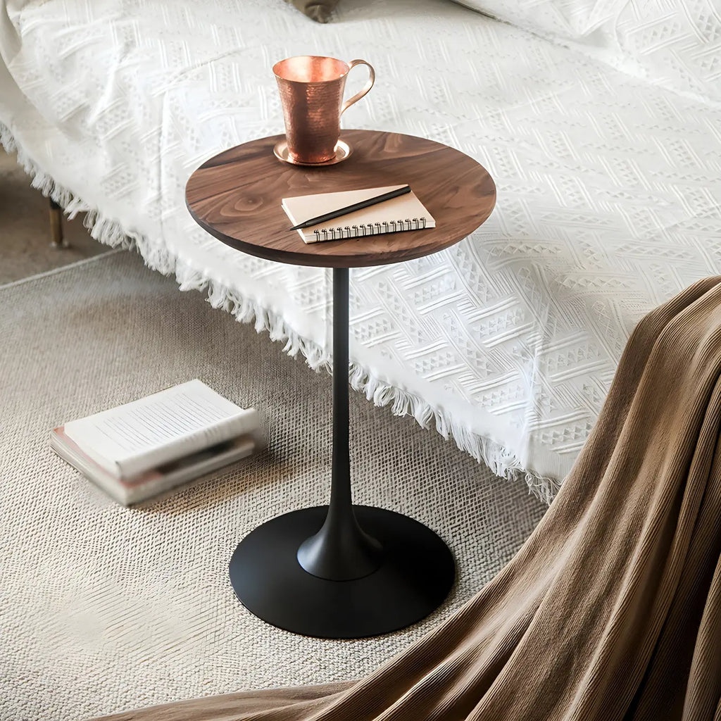 Table d'appoint ronde minimaliste en bois brun avec piètement en métal