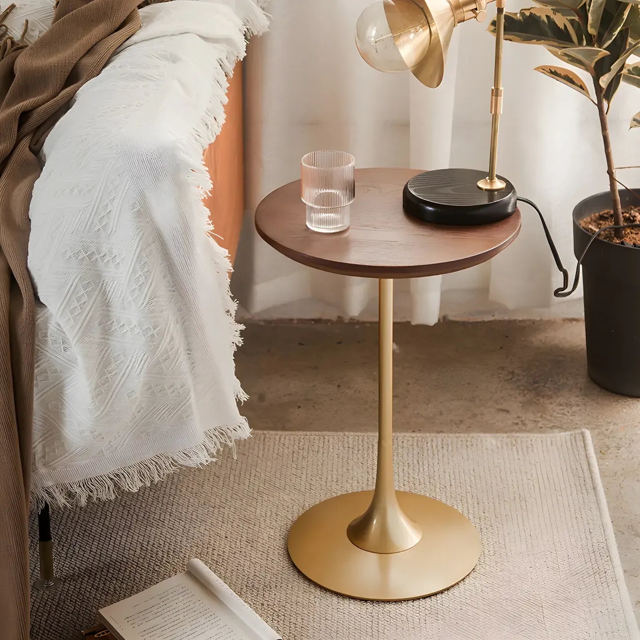 Table d'appoint ronde minimaliste en bois brun avec piètement en métal
