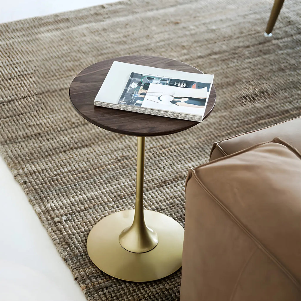 Table d'appoint ronde minimaliste en bois brun avec piètement en métal