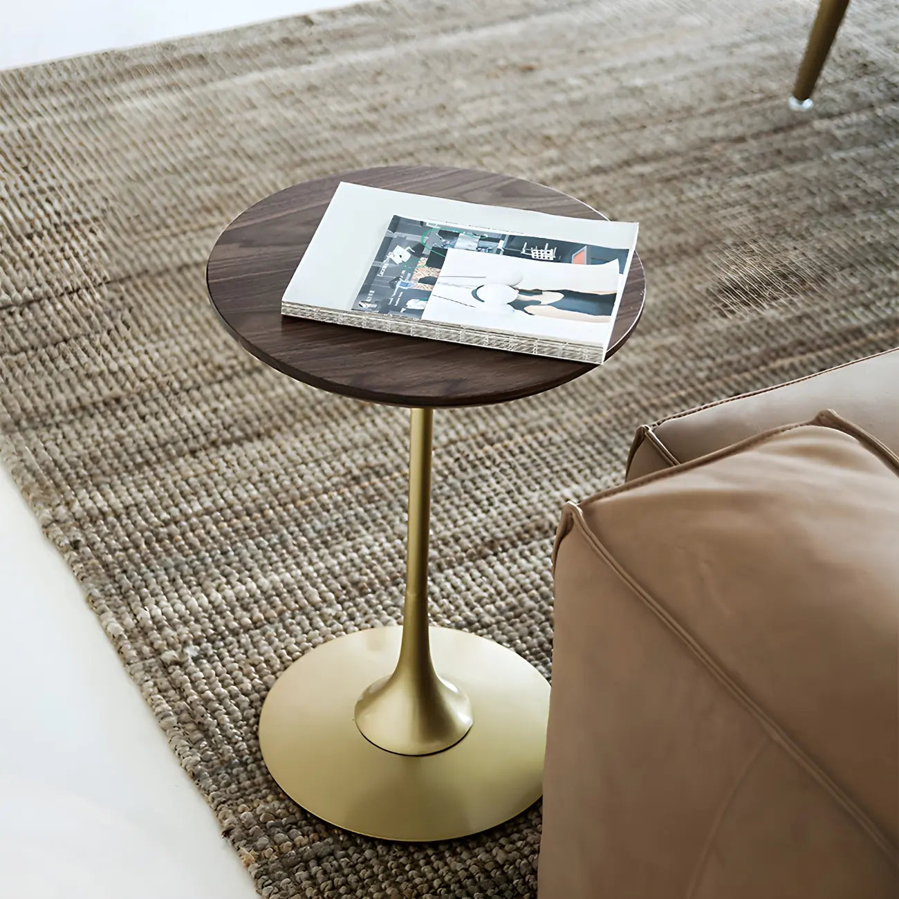 Table d'appoint ronde minimaliste en bois brun avec piètement en métal