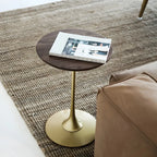 Table d'appoint ronde minimaliste en bois brun avec piètement en métal