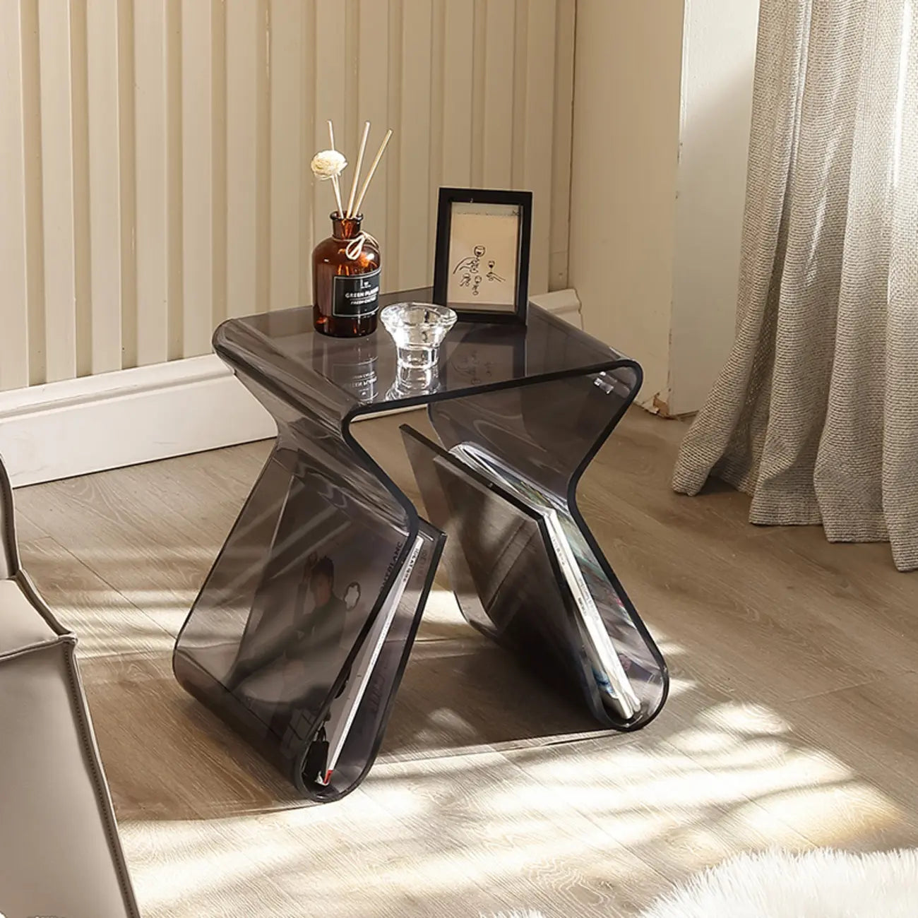 Table d'appoint en acrylique gris avec porte-revues pour salon
